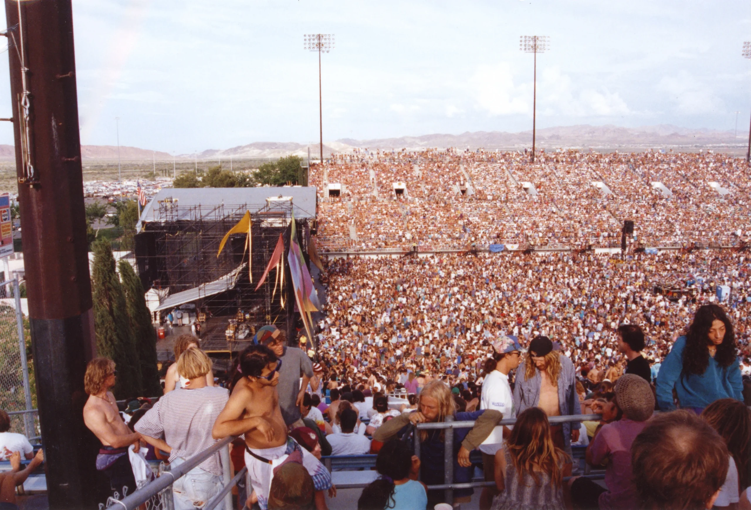 Koncert Grateful Dead z fanami (Deadheads) - zespołu, który nieświadomie przyczynił się do globalnej popularności slangu 420